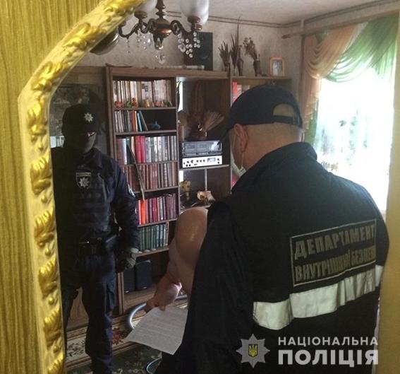 Копы провели обыск в квартире подозреваемого. Фото: ГУНП