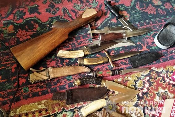 Также обнаружили огнестрельное и холодное оружие. Фото: ГУНП