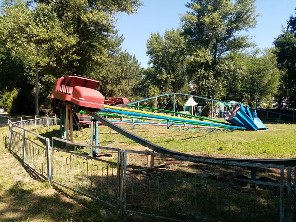В "Дубовке" упал аттракцион. Фото: "Гвозди"