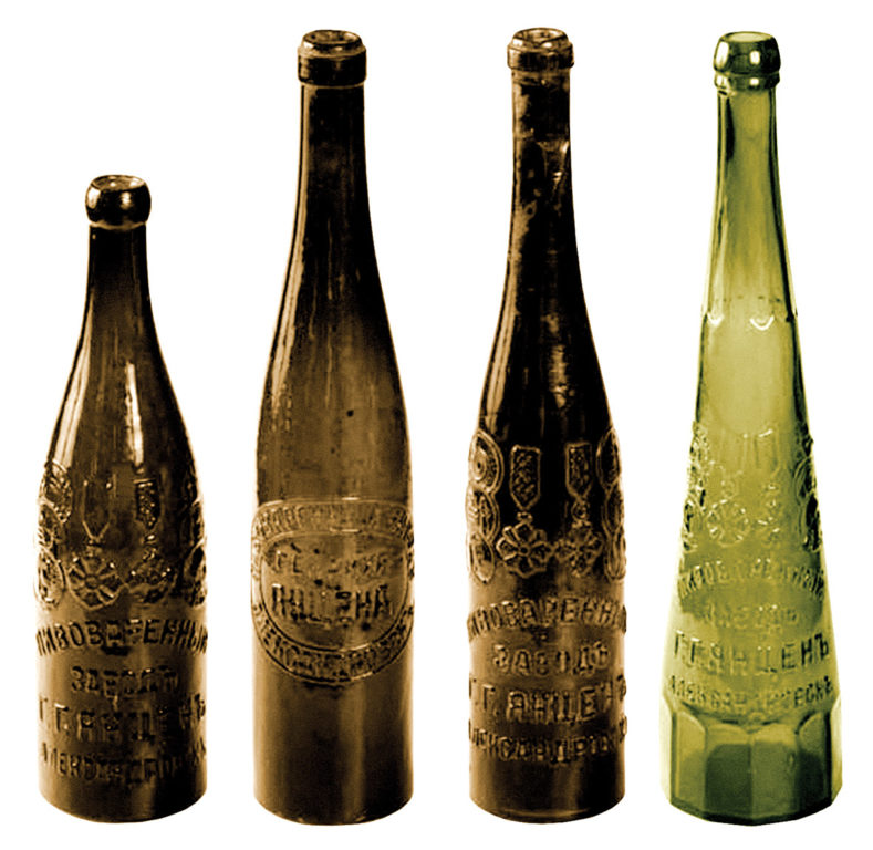 Вот такие стеклянные бутылки были из-под пива в далеких 1900-х годах. Фото из книги "Пивные бутылки пивоваренного завода Г. Г. Янцена"