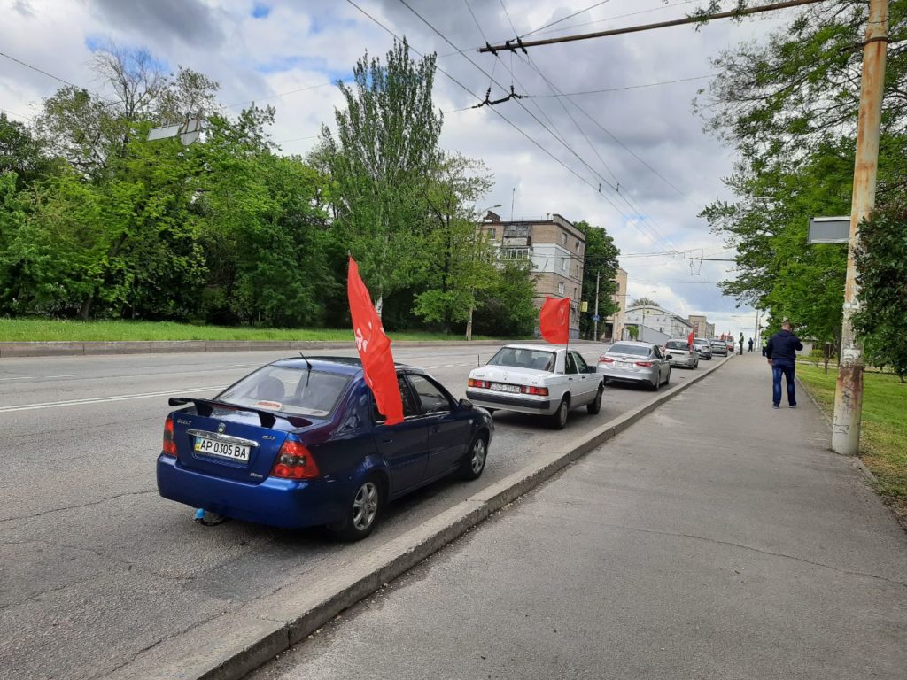 Автоколонна с красными флагами/ фото: Первый запорожский