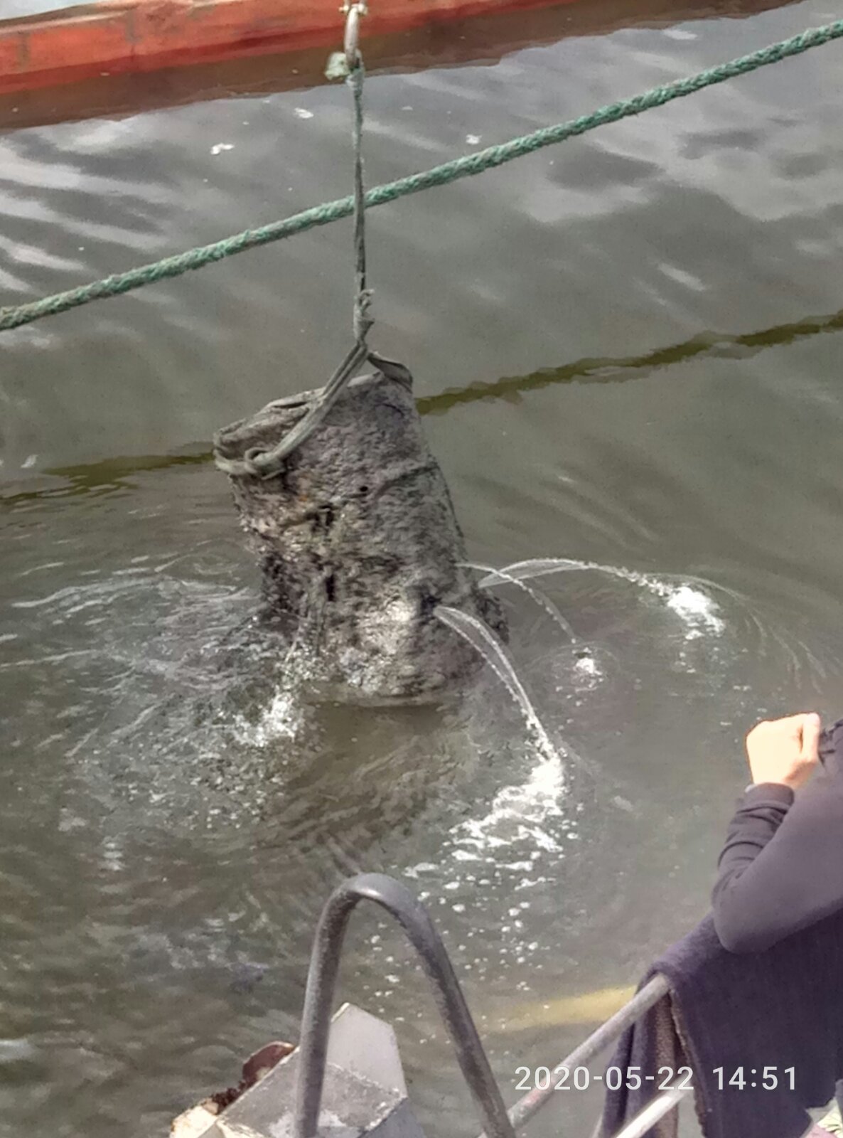 Спасибо водолазам: из Днепра достали контейнеры с химикатами (фото) фото 1