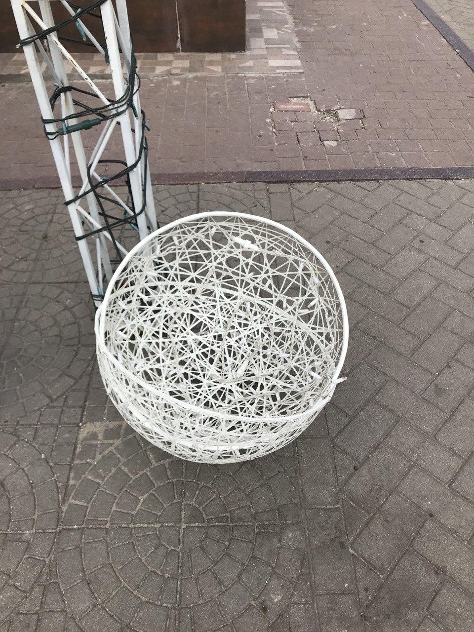 Праздничная инсталляция была повреждена - фото: индустриалка