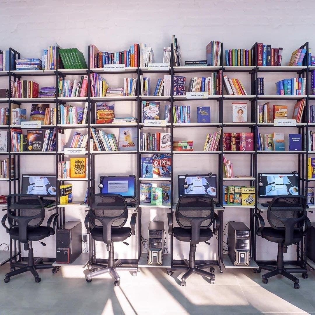 В Хортицком районе в Запорожье после реконструкции открыли современную библиотеку.