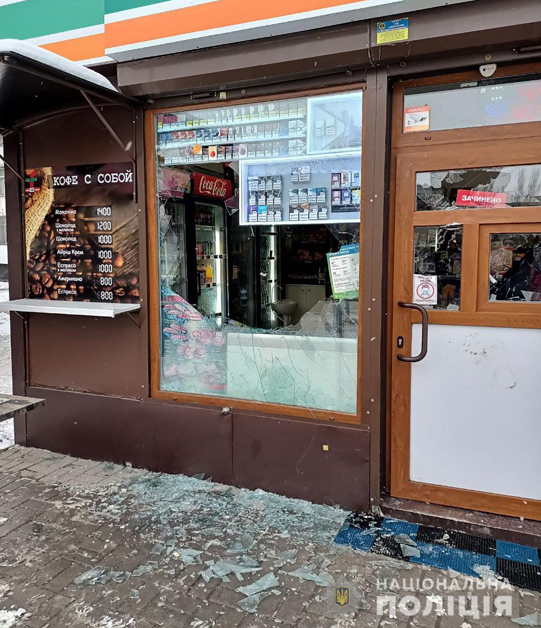 В Запорожье мужчины с дубинками разгромили магазин.
