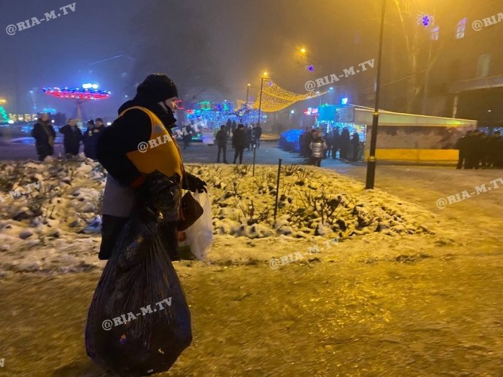 Дворники заметили мужчину, который уснул в фонтане.