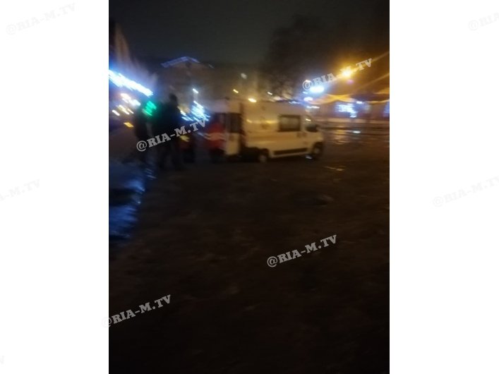 Его садят в спецмашину, чтобы доставить в больницу.