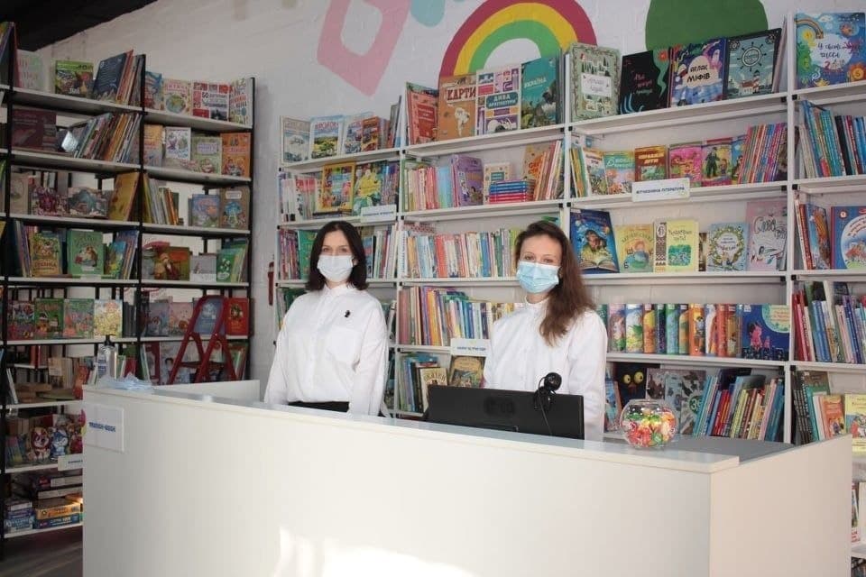 В Хортицком районе в Запорожье после реконструкции открыли современную библиотеку.