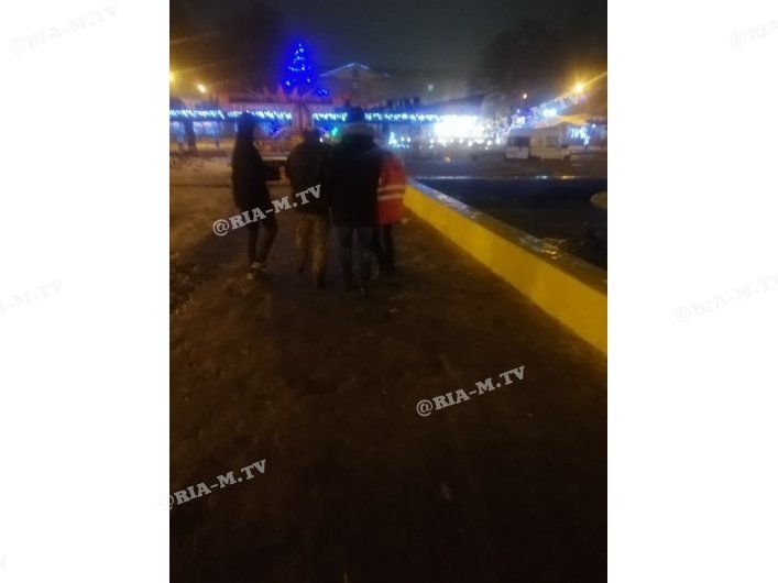 Мужчину забирают медики "скорой".