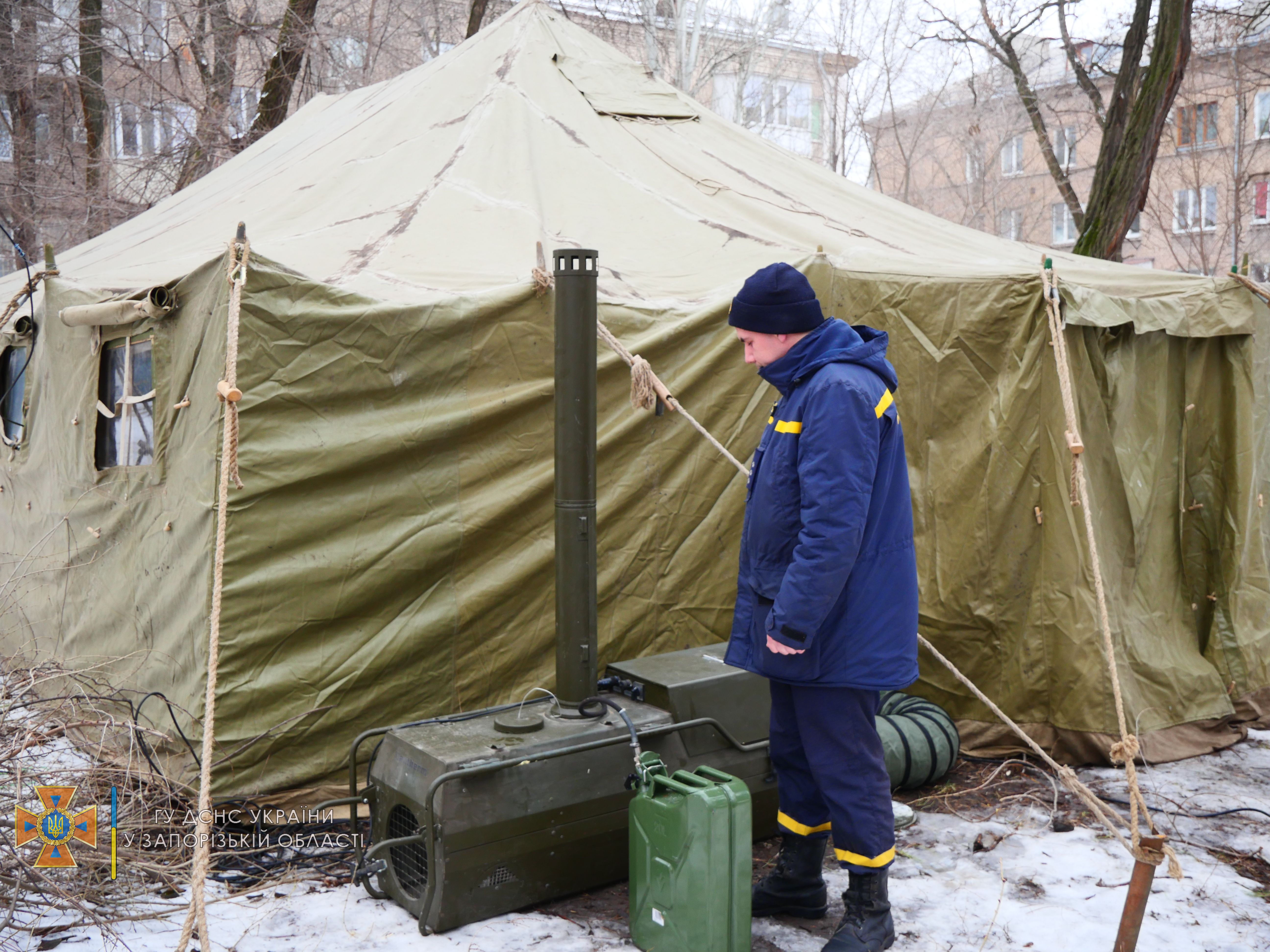 Как в Запорожье убирают последствия взрыва газа в доме около ТРЦ "Аврора".