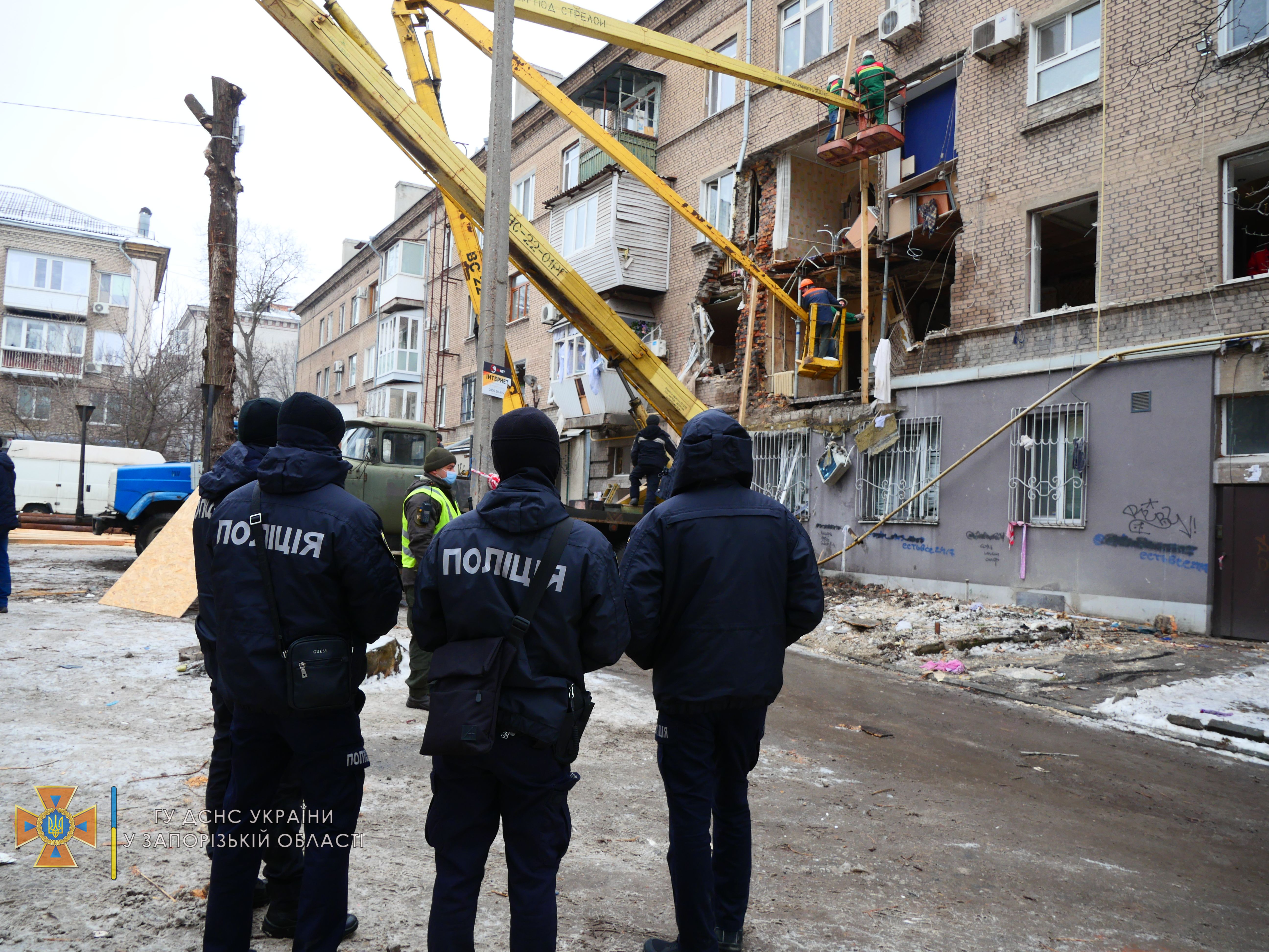 Как в Запорожье убирают последствия взрыва газа в доме около ТРЦ "Аврора".