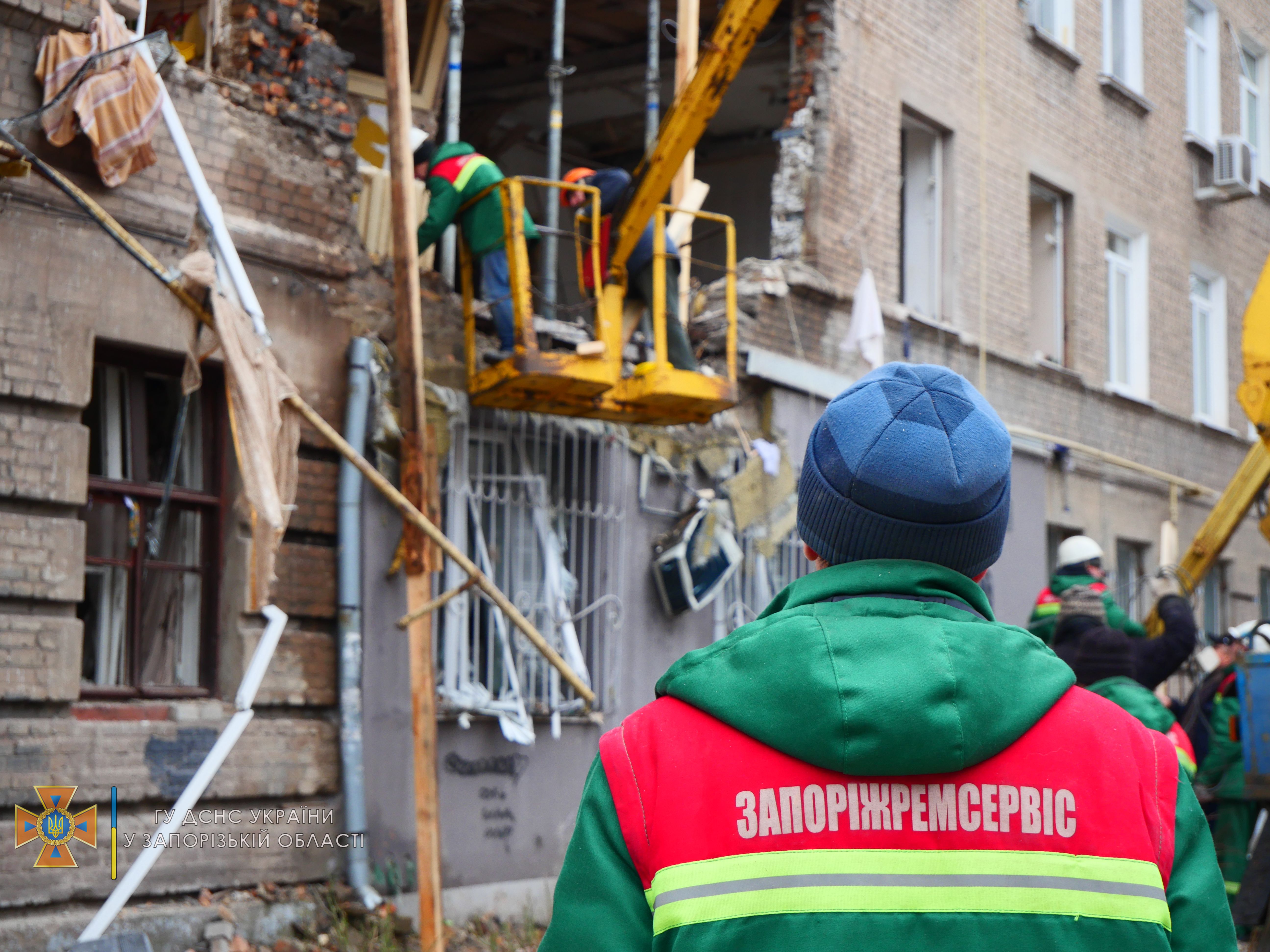 Как в Запорожье убирают последствия взрыва газа в доме около ТРЦ "Аврора".