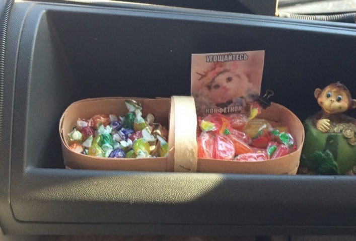 Корзинка с леденцами в маршрутке №7/ фото: РИА-М