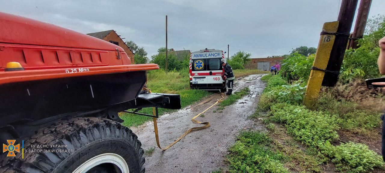 Машина "скорой" застряла в пути/ фото: ГУ ГСЧС Запорожской области