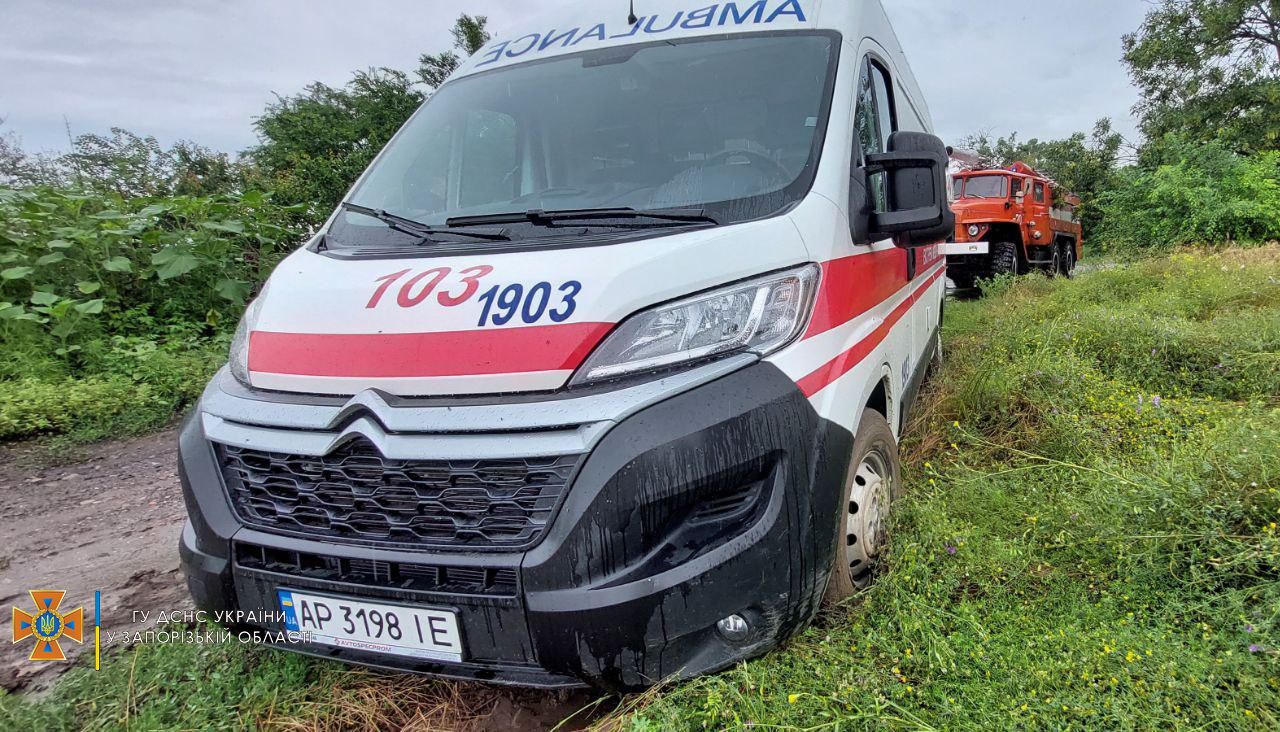Машина "скорой" застряла в пути/ фото: ГУ ГСЧС Запорожской области
