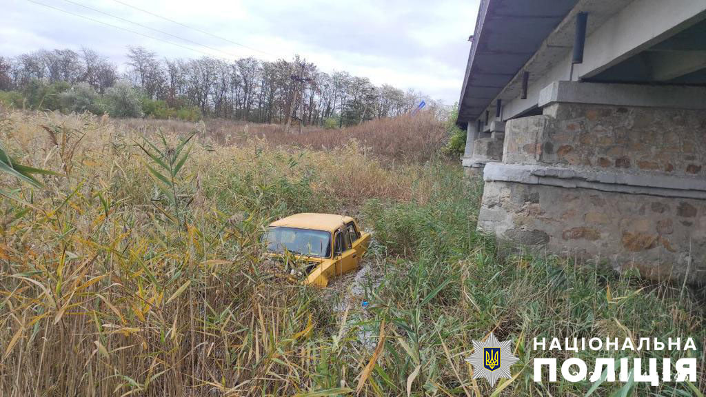 Машина с трупом водителя в Запорожской области/ фото: пресс-служба Бердянского районного отдела полиции Запорожской области