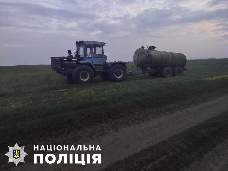 Трактор, из которого выпал мужчина/ фото: пресс-служба Бердянского районного управления полиции Запорожской области