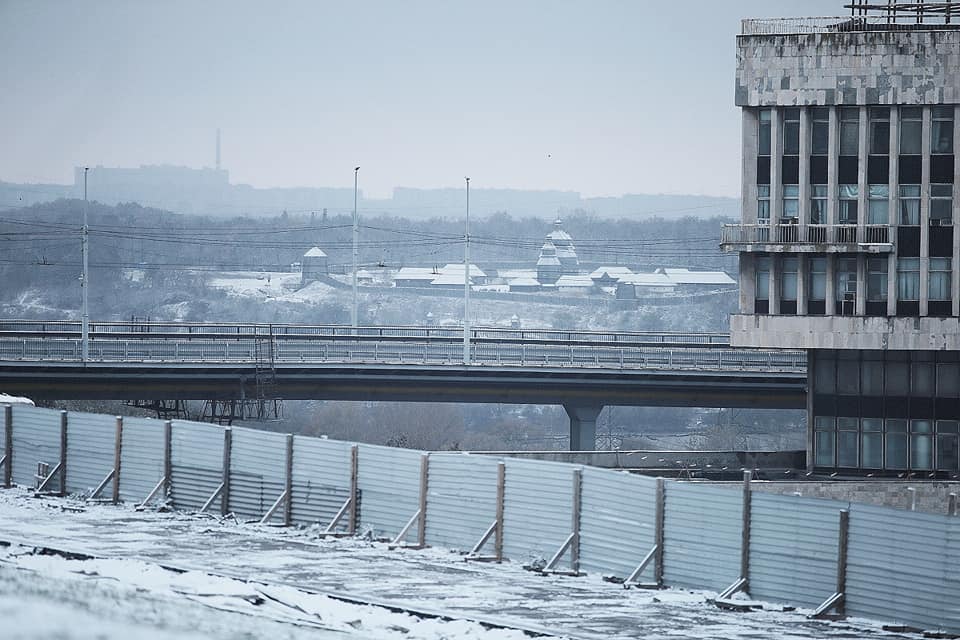 Город накрыло снежное одеяло / фото: Максим Горский