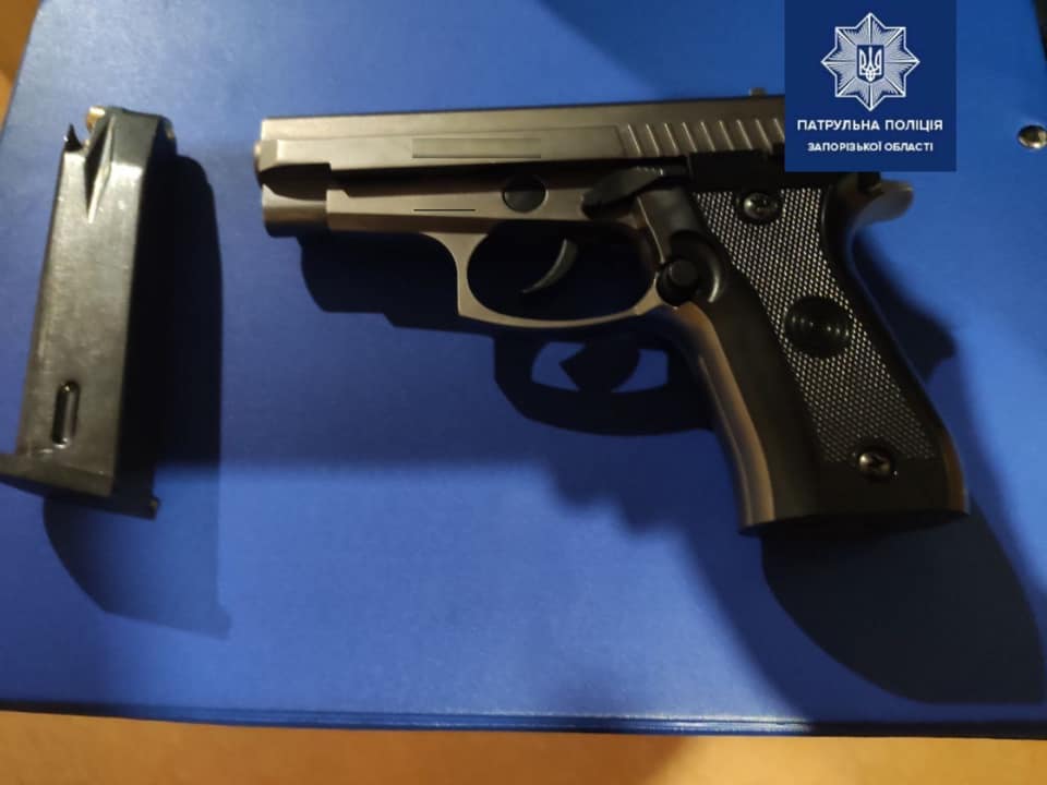 Парень угрожал девушке пистолетом / фото: патрульная полиция