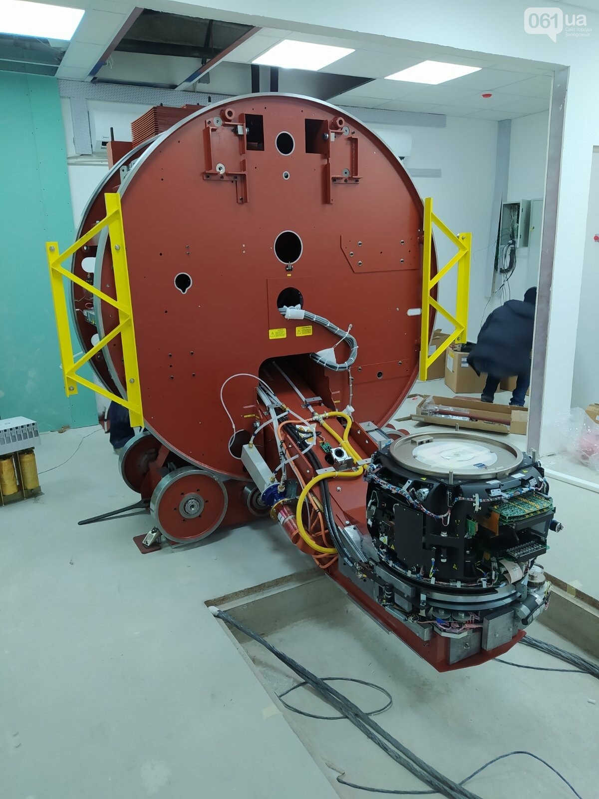 В Запорожье устанавливают ускоритель / фото: 061