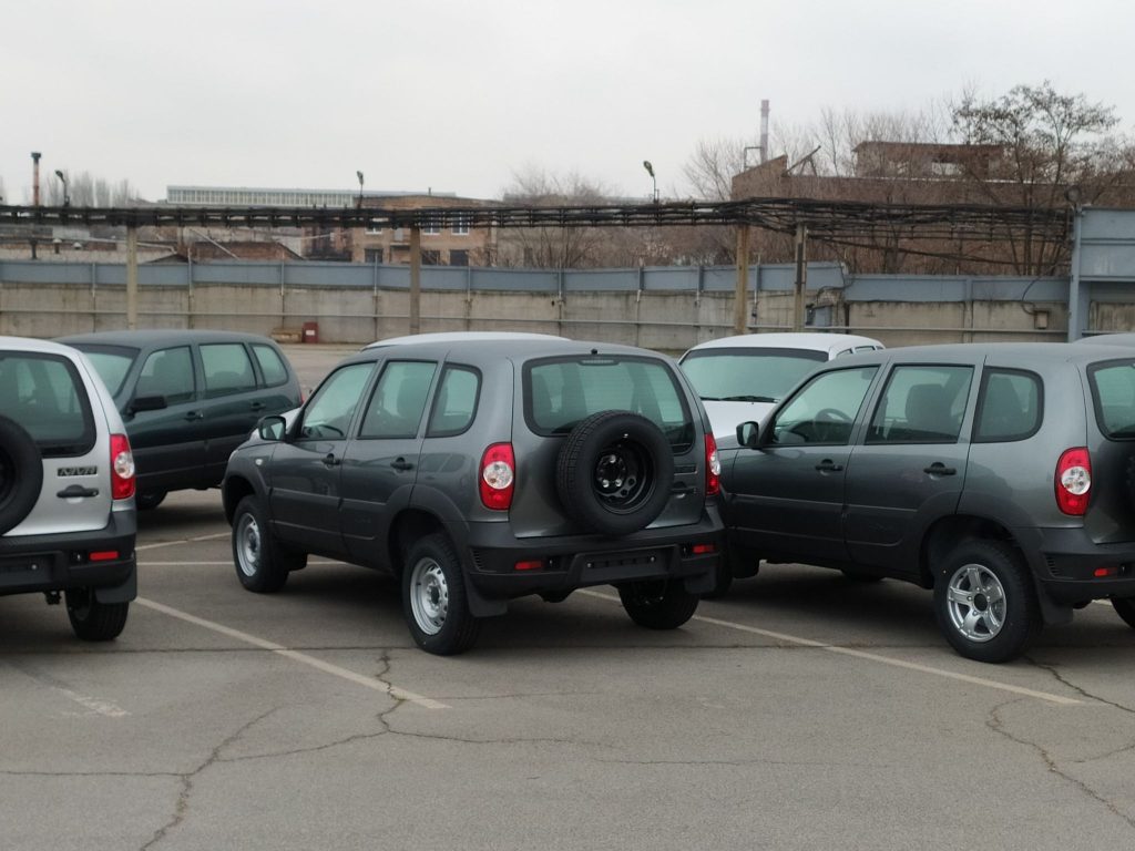 Автомобили на площадке хранения / фото: Акцент