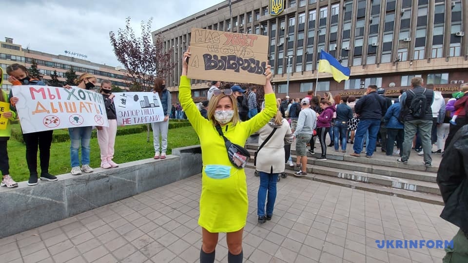 Горожане требуют, чтобы заводы умньшили выбросы / фото: Укринформ