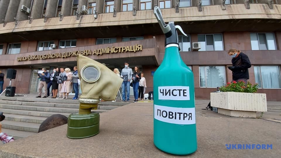 Активисты выступают против выбросов заводов / фото: Укринформ