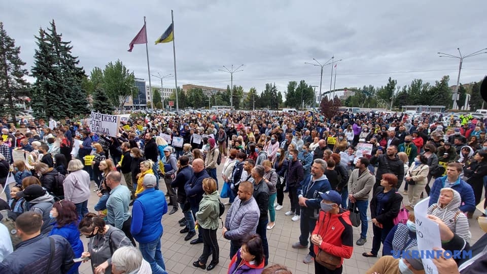 Многие пришли с украинскими флагами  / фото: Укринформ