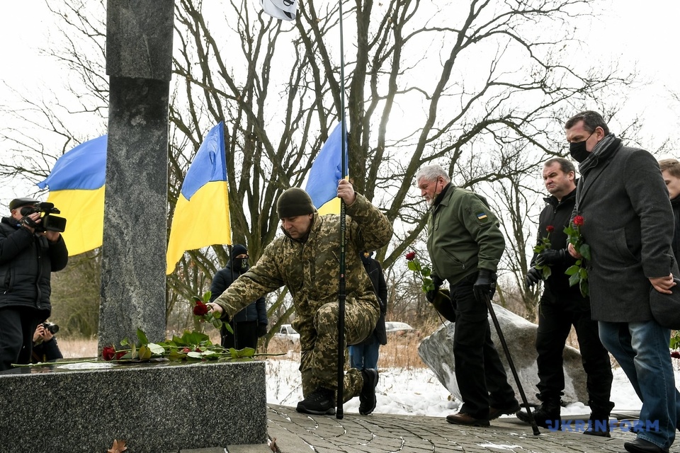 На Хортице возложили цветы к памятному знаку / фото: Укринформ