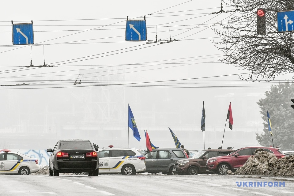 Автомобили проехались по центральному проспекту  - || фото: ukrinform.ua
