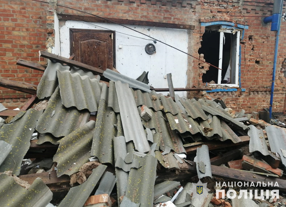 В результате обстрела повреждены дома - || фото: zp.npu.gov.ua
