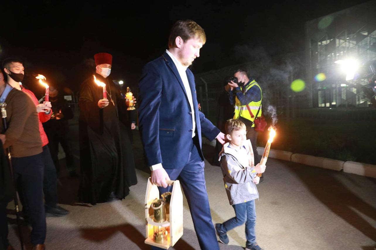 Огонь встретили в аэропорту - фото: fb Владимир Буряк. Официальная страница городского головы Запорожья