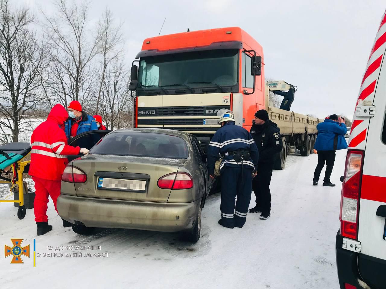 Столкнулись легковушка и грузовик - || фото: zp.dsns.gov.ua
