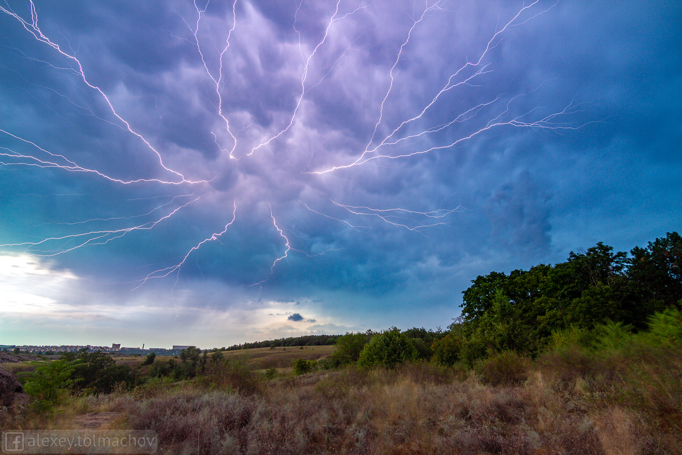 Небесная "паутина" - фото: fb Алексей Толмачев