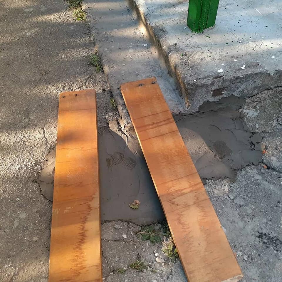 Жилье ежиков залили бетоном - фото: fb Юлия Денисюк