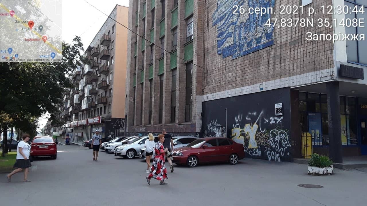 Парковка возле площади Фестивальной - фото: fb Служба інспекторів з паркування м. Запоріжжя