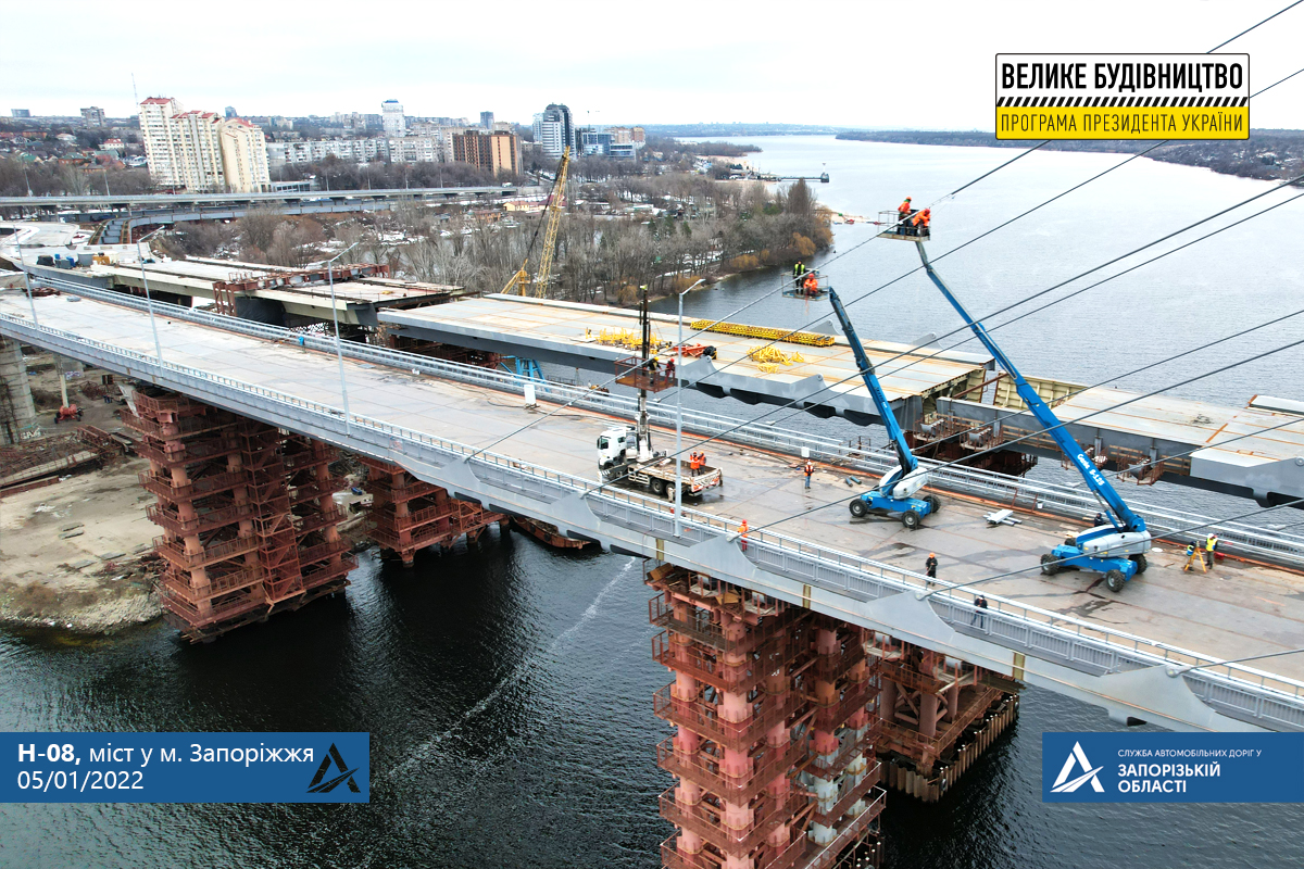 Мостостроители монтируют светодиоды на канаты - || фото: facebook.com/sad.zp.com.ua