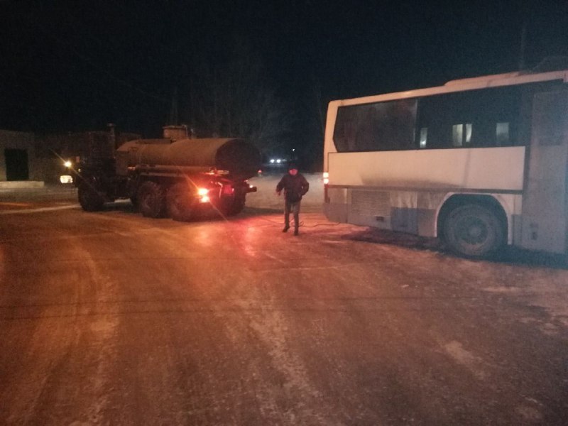 Автобус не мог самостоятельно выехать на дорогу / фото: ГСЧС