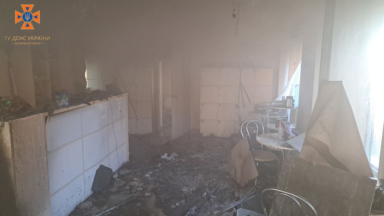 Последствия пожара в Запорожье – || фото: facebook.com/DSNSZP