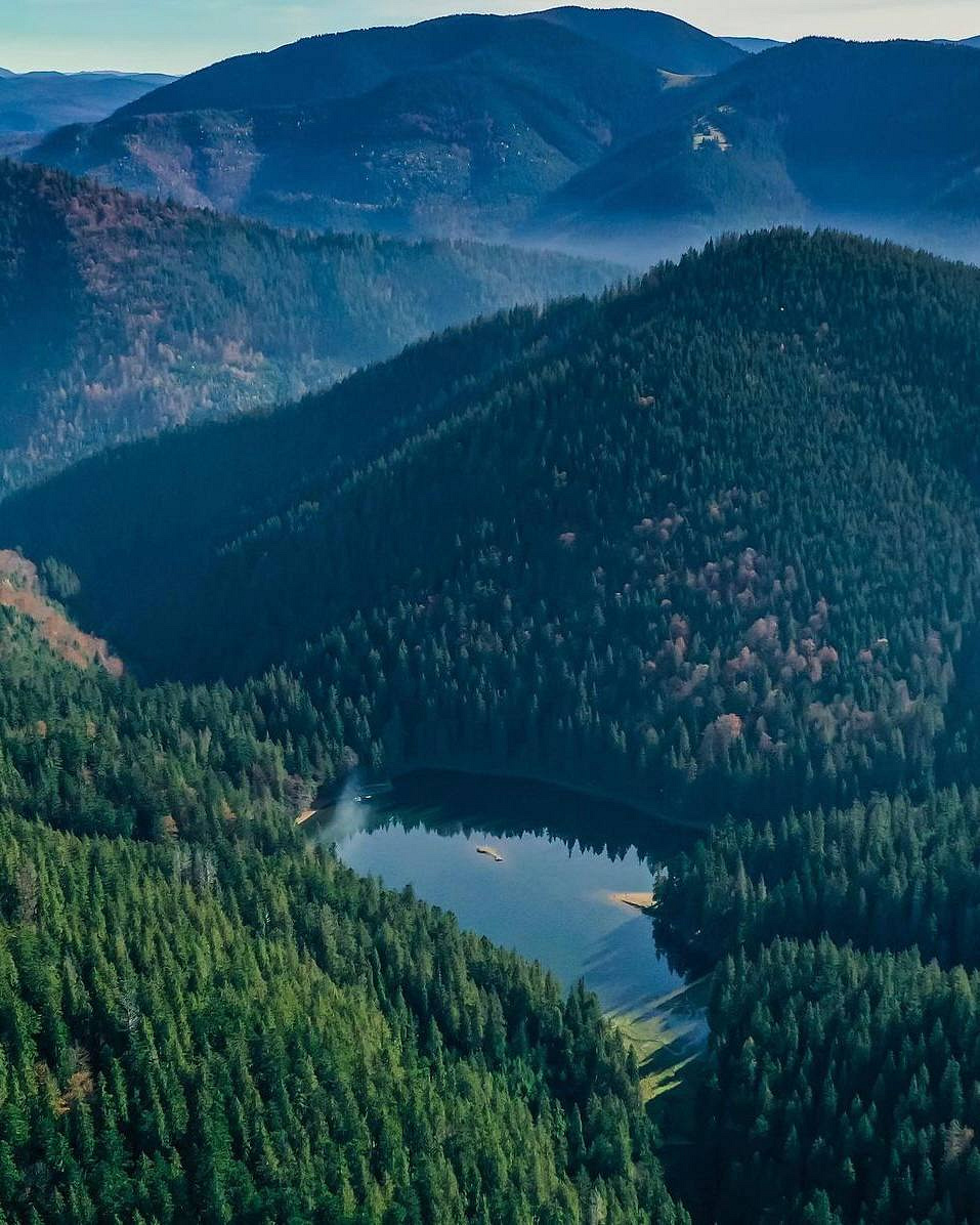 Одно из самых известных озер Украины - Синевир - || фото: instagram.com/yuretzsmile