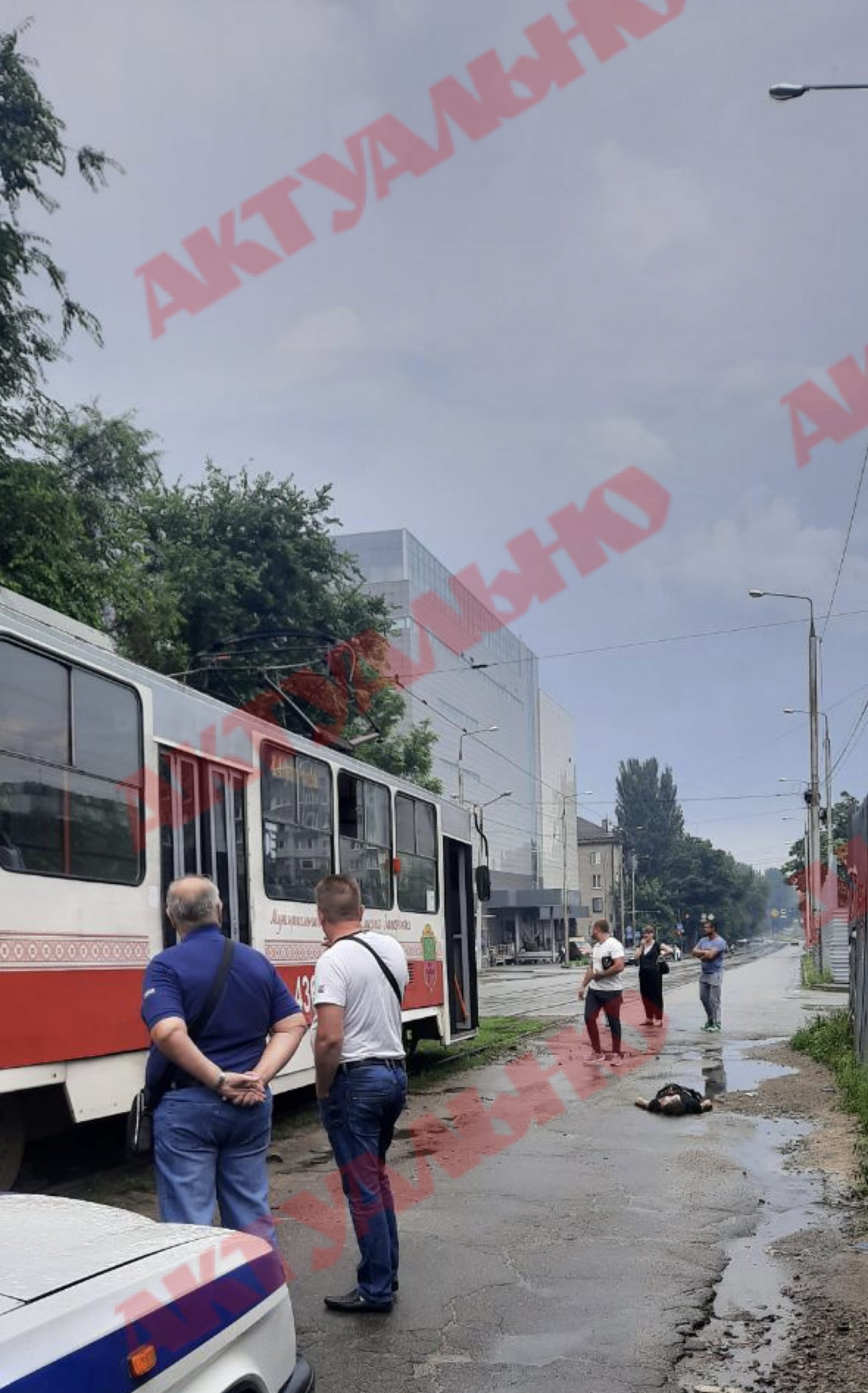 Трамвай сбил человека - фото: actual.today