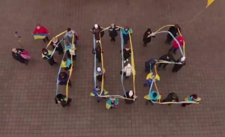 Флешмоб возле ОГА / фото: Актуально