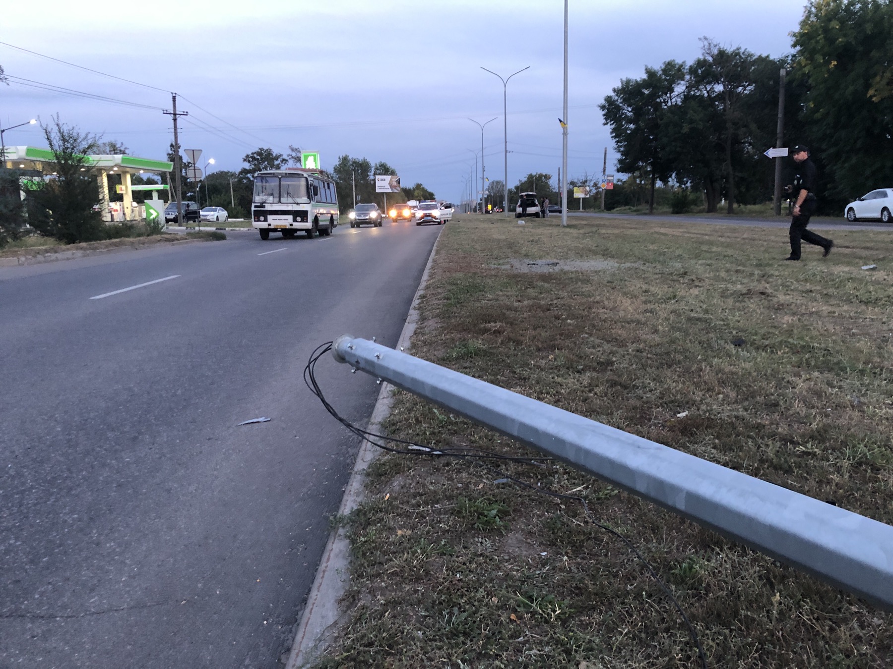 Автомобиль снес столб - фото: pro.berdiansk.biz