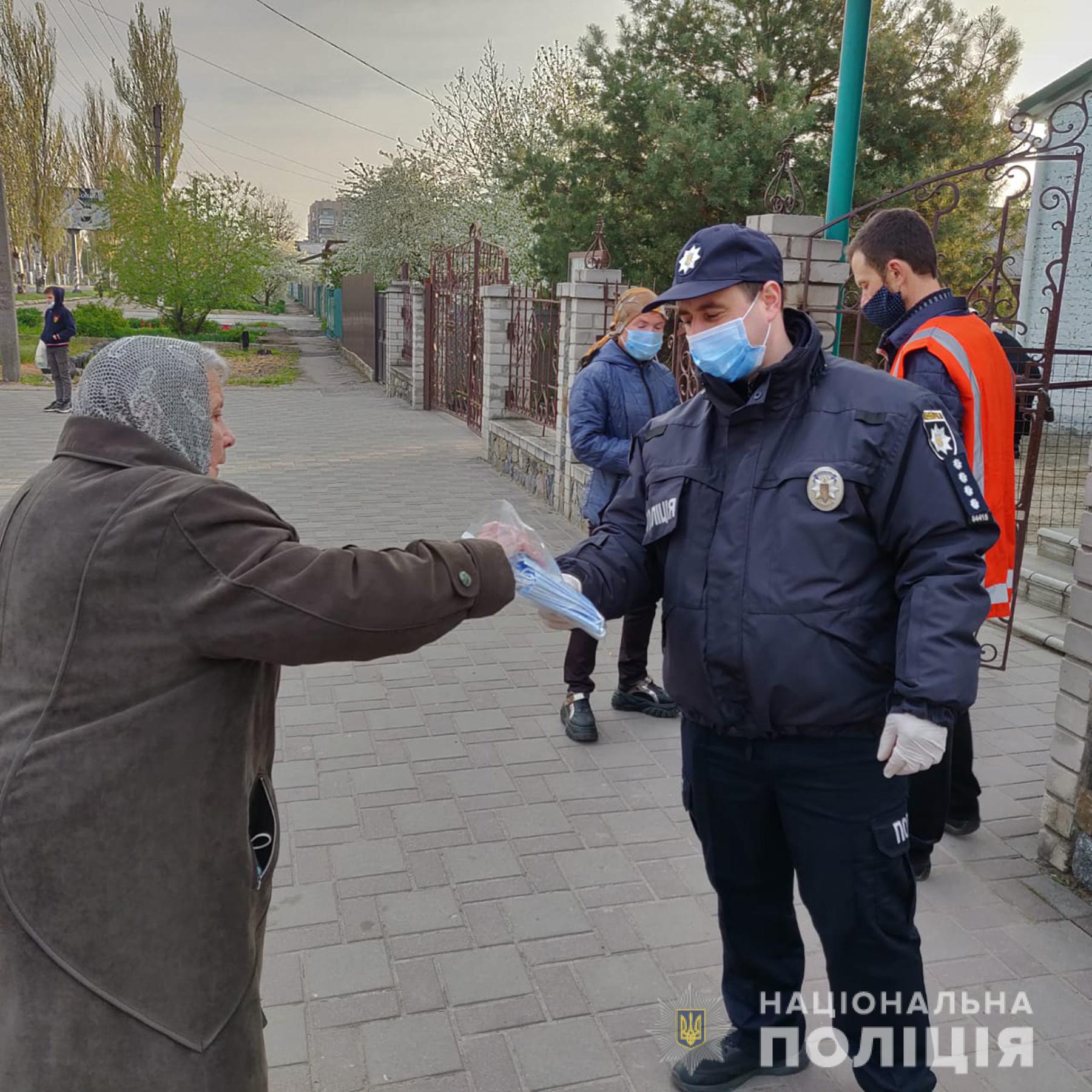 Тем, кто приходил без масок, их выдавали - фото: ГУ НП