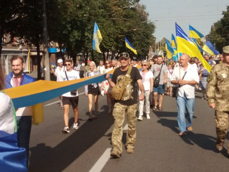 Запорожцы несли флаг - фото: zp.depo.ua