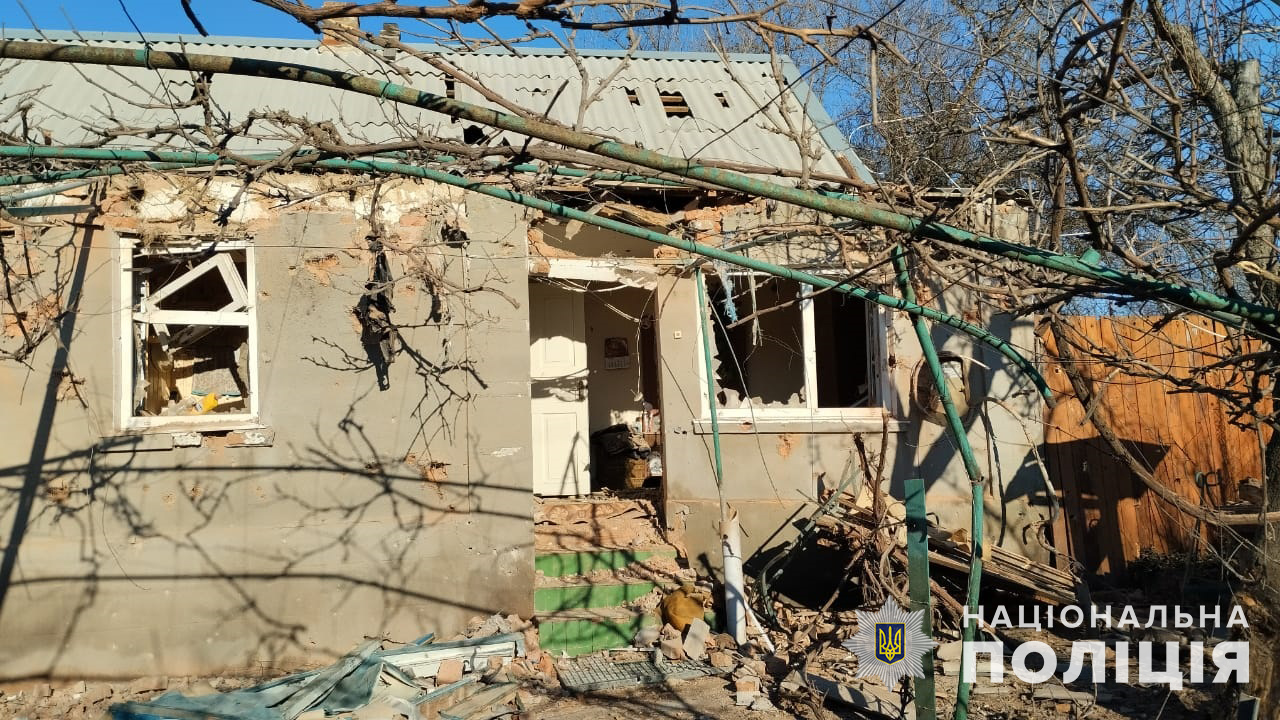 Унаслідок обстрілів пошкоджені будинки - || фото: zp.npu.gov.ua