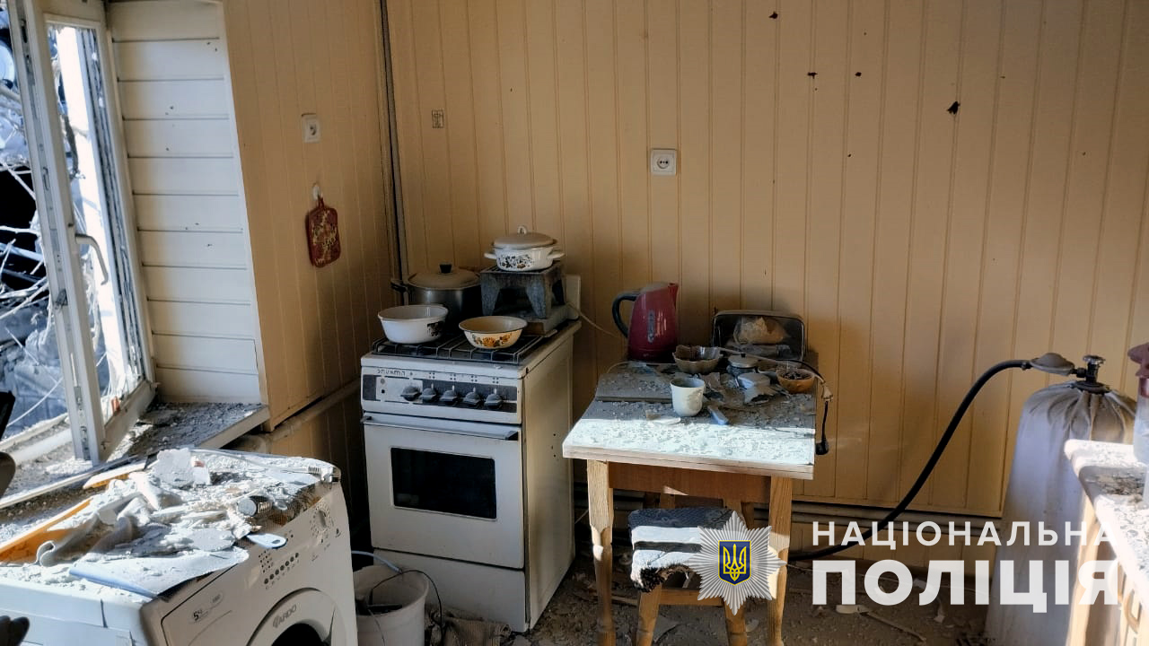 Поранення отримала жінка, яка була на своїй кухні - || фото: zp.npu.gov.ua