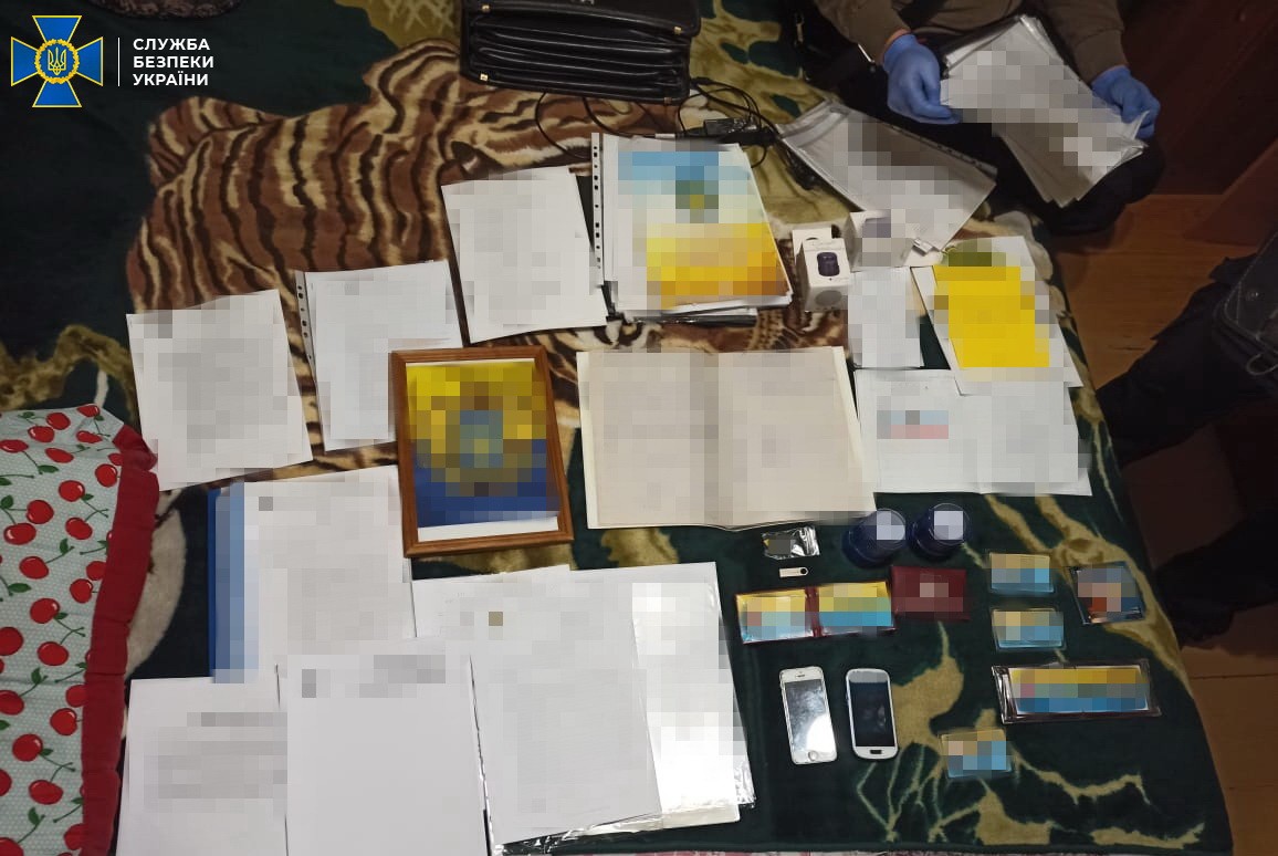 У них нашли документы  / фото: СБУ