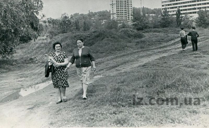 Две женщины идут на праздник / фото:  Индустриалка