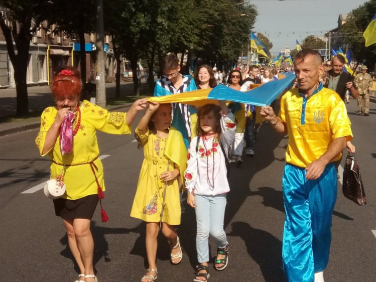 По главному проспекты прошла колонна людей фото: zp.depo.ua